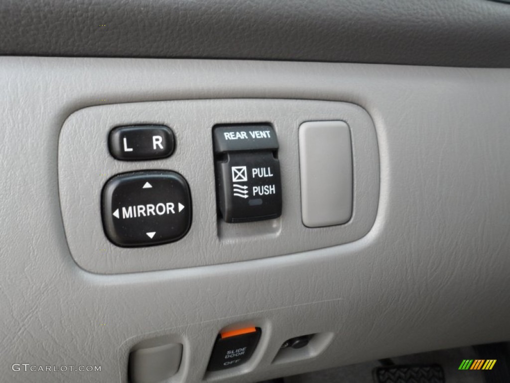 2010 Toyota Sienna LE Controls Photo #66462000
