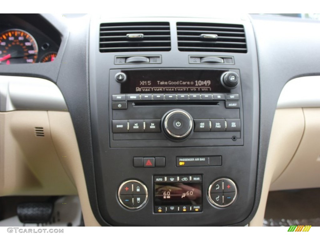 2010 Saturn Outlook XE Controls Photo #66512946