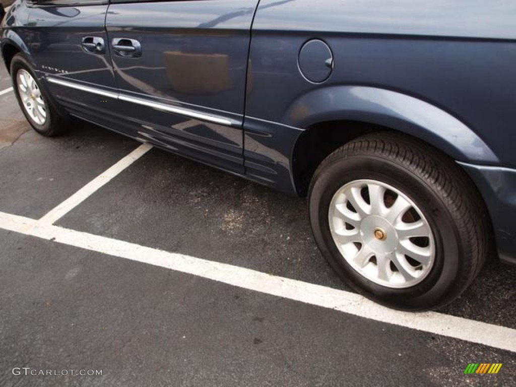 2001 Chrysler Town & Country LXi Wheel Photos
