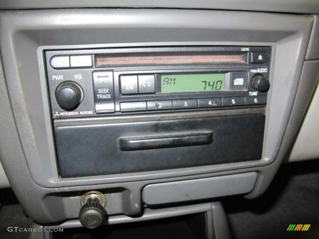 2003 Mitsubishi Montero Sport ES Audio System Photos