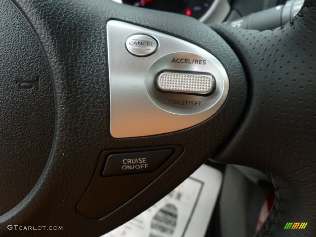 2012 Nissan Juke SV AWD Controls Photos