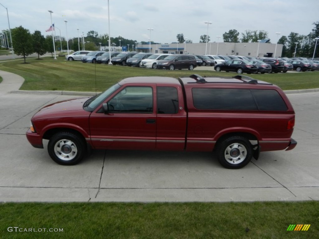 2000 Sonoma SLS Sport Extended Cab - Cherry Red Metallic / Graphite photo #6