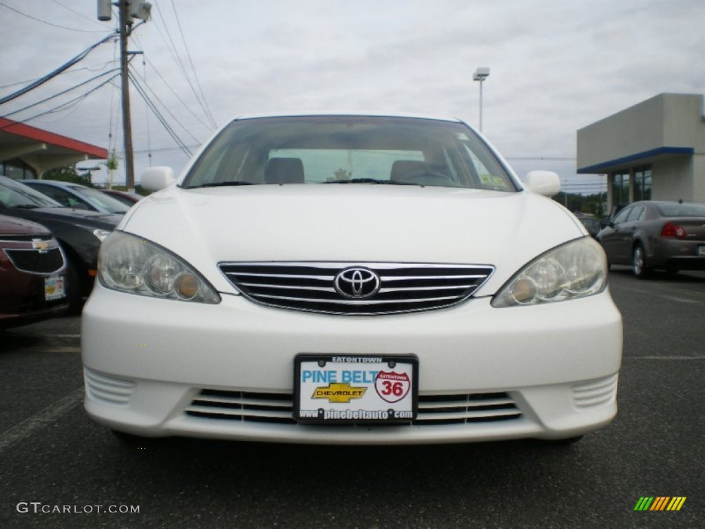 2005 Camry LE - Super White / Gray photo #2