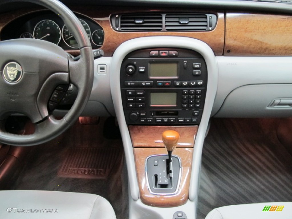 2002 Jaguar X-Type 3.0 Controls Photo #66551683