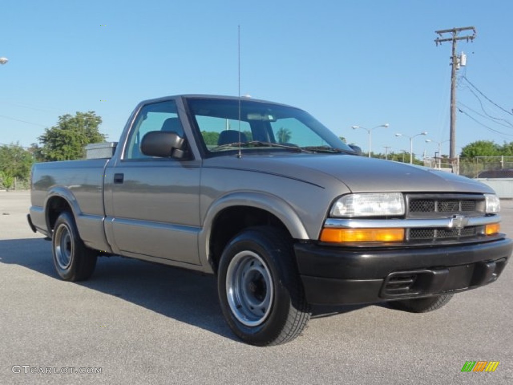 2003 S10 Regular Cab - Sandalwood Metallic / Medium Gray photo #1