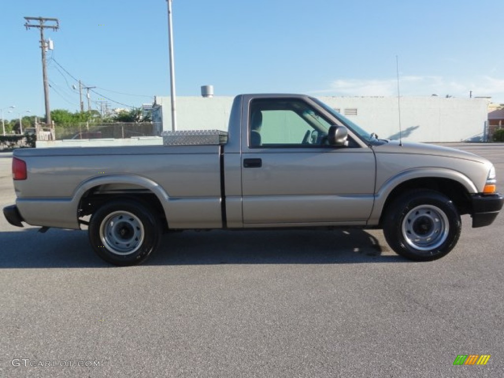 2003 S10 Regular Cab - Sandalwood Metallic / Medium Gray photo #2