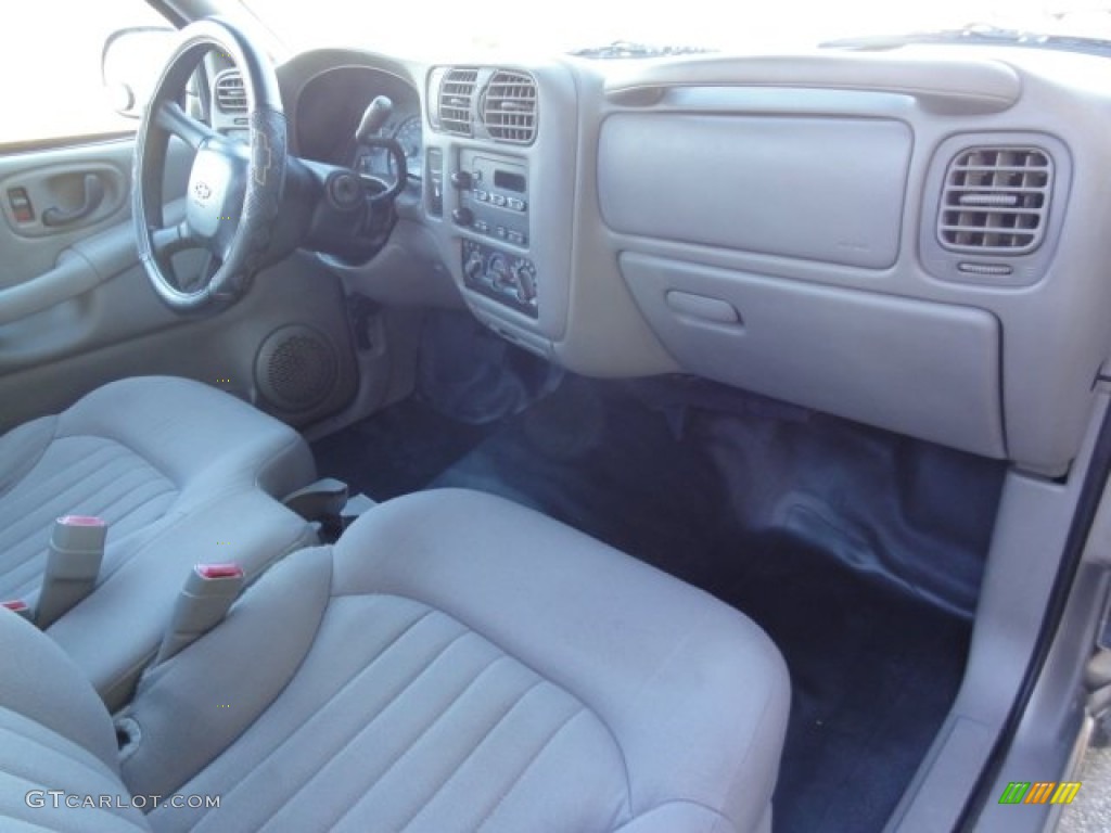 2003 S10 Regular Cab - Sandalwood Metallic / Medium Gray photo #16