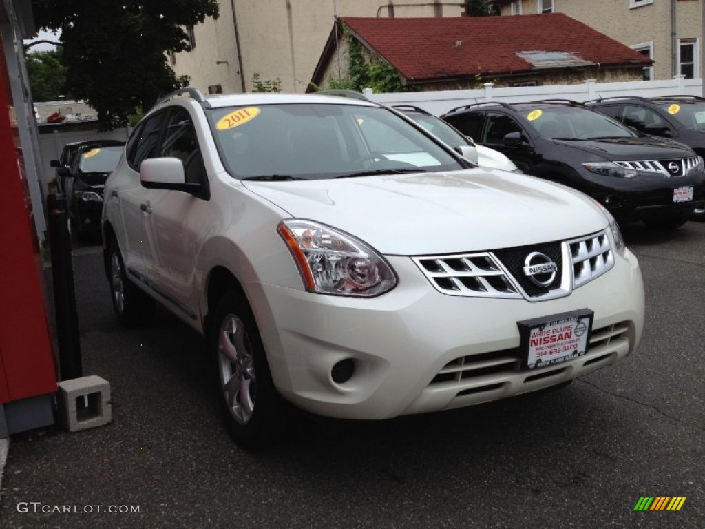 2011 Rogue SV AWD - Pearl White / Black photo #3