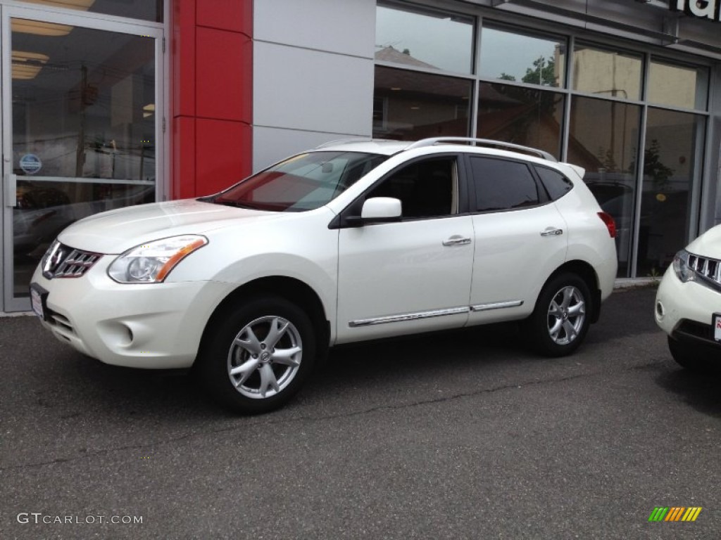 2011 Rogue SV AWD - Pearl White / Black photo #4