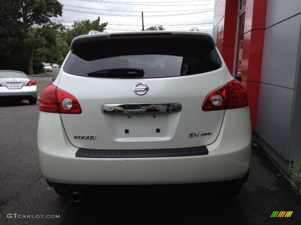 2011 Rogue SV AWD - Pearl White / Black photo #7