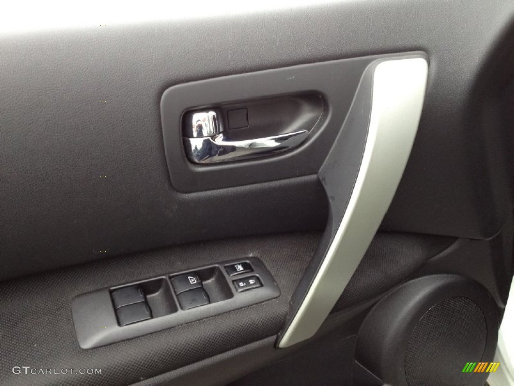 2011 Rogue SV AWD - Pearl White / Black photo #15