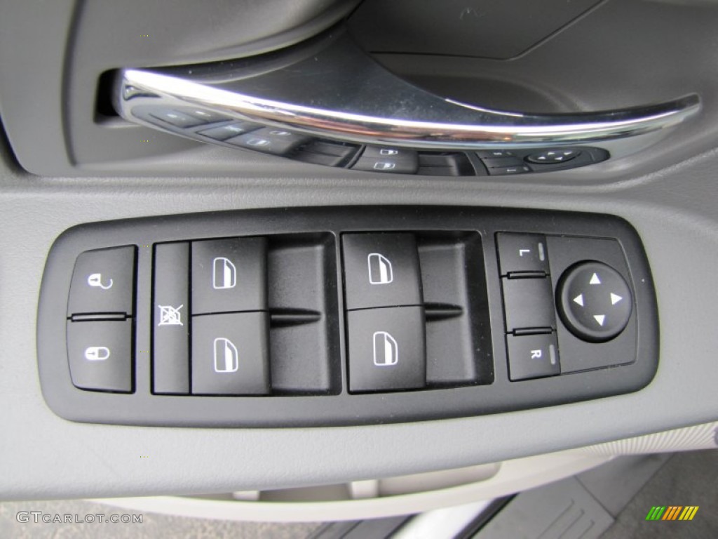 2008 Chrysler Town & Country LX Controls Photo #66563133