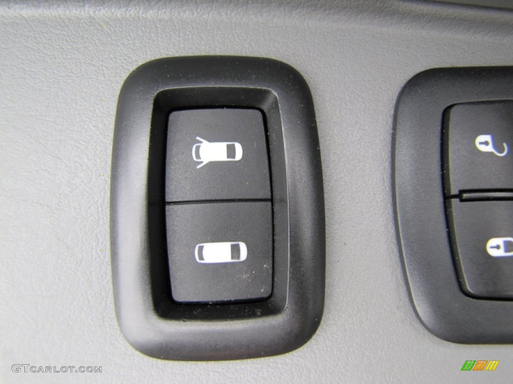 2008 Chrysler Town & Country LX Controls Photo #66563141