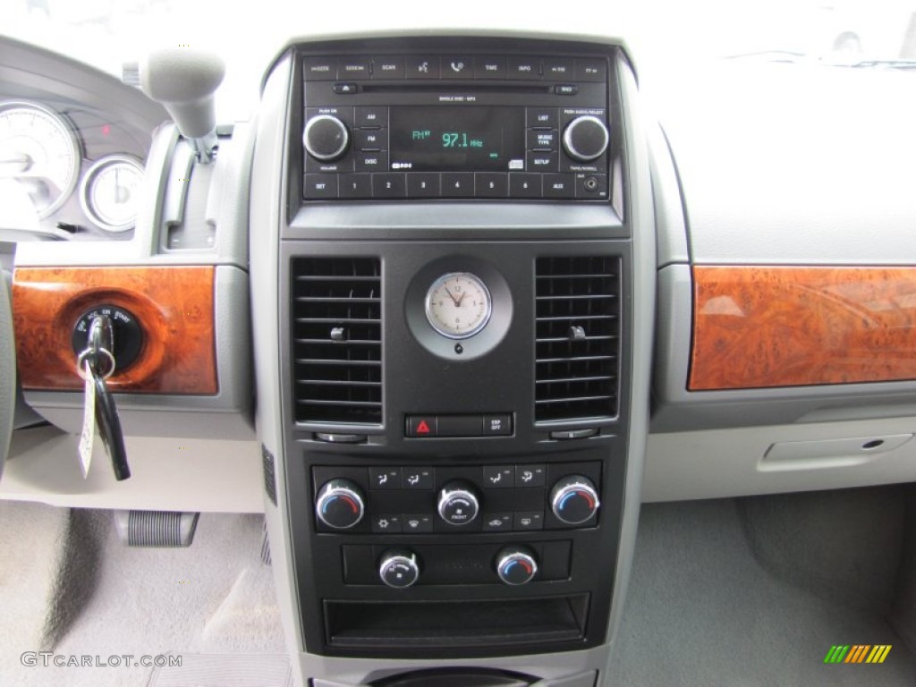 2008 Chrysler Town & Country LX Controls Photo #66563151