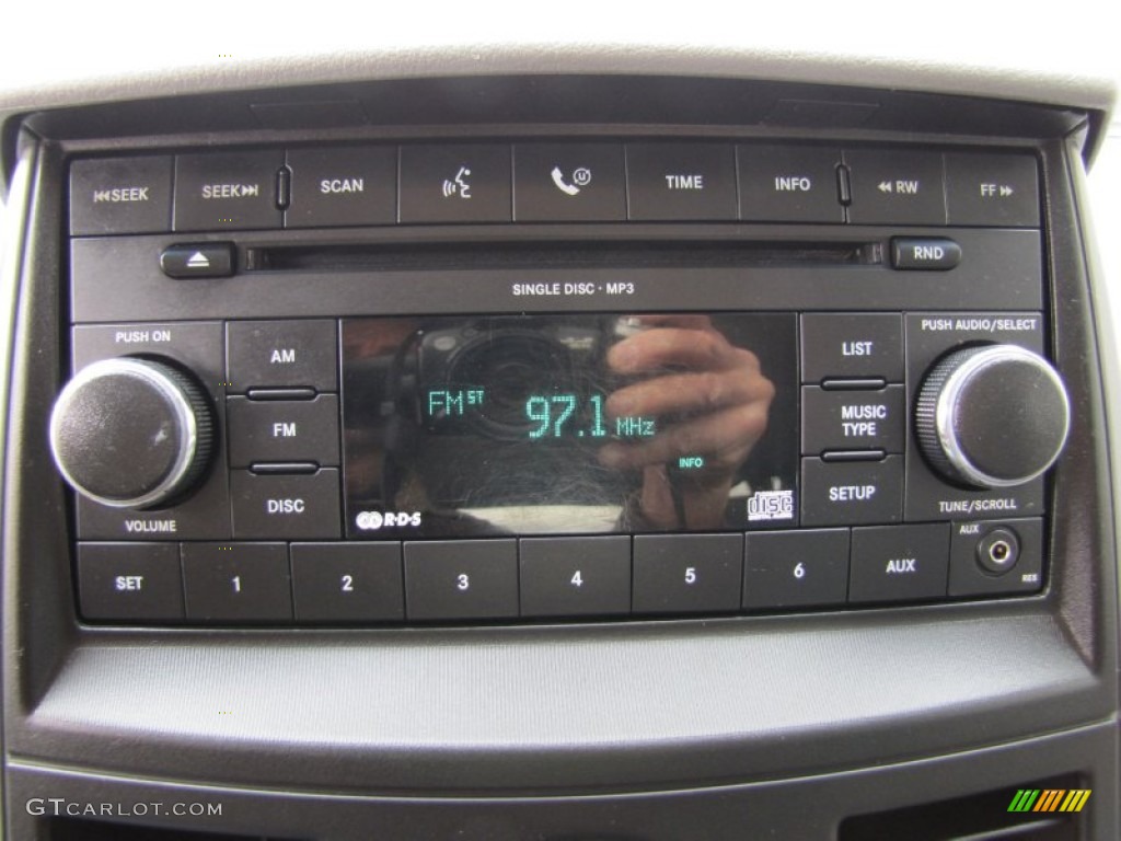 2008 Chrysler Town & Country LX Audio System Photo #66563159