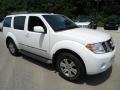 2008 White Frost Nissan Pathfinder LE 4x4  photo #4