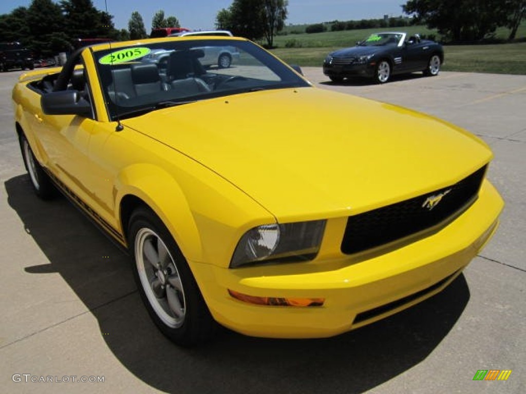 2005 Mustang V6 Premium Convertible - Screaming Yellow / Dark Charcoal photo #9