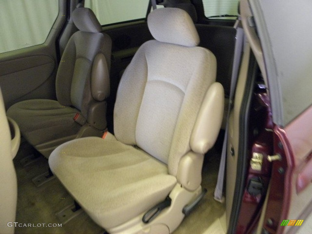 2002 Grand Caravan Sport - Dark Garnet Red Pearl / Sandstone photo #15