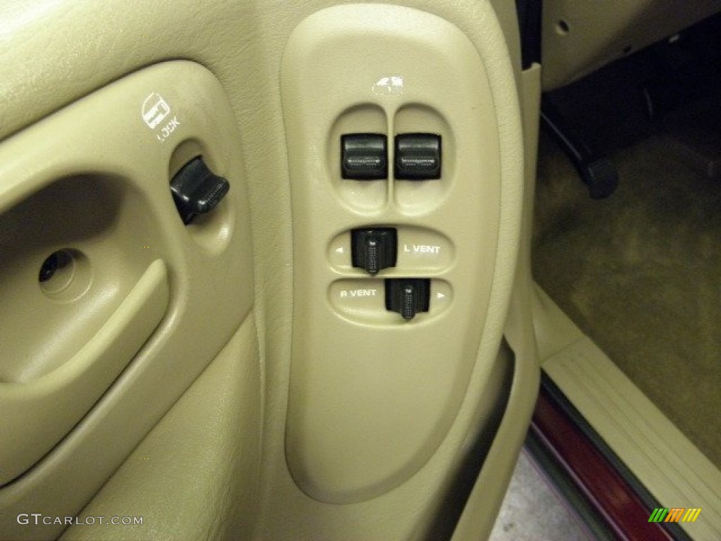 2002 Grand Caravan Sport - Dark Garnet Red Pearl / Sandstone photo #18