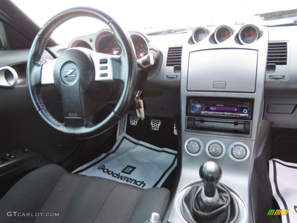 2003 Nissan 350Z Enthusiast Coupe Carbon Black Dashboard Photo #66589728