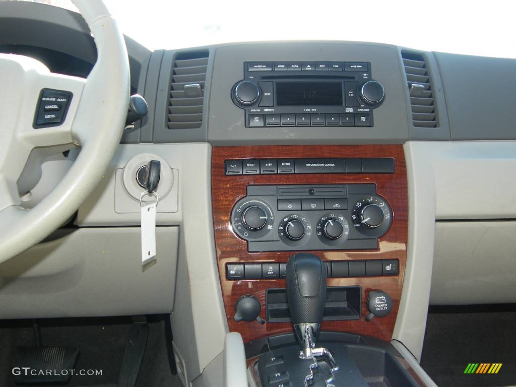 2007 Grand Cherokee Limited - Bright Silver Metallic / Dark Khaki/Light Graystone photo #20