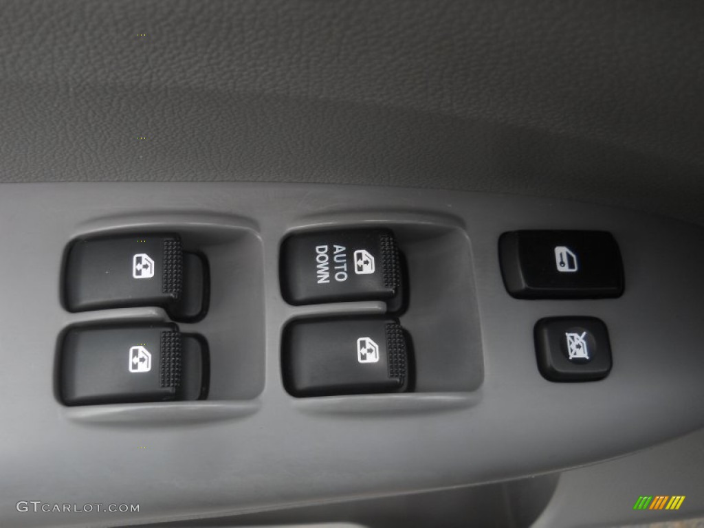 2009 Kia Sedona LX Controls Photo #66596920