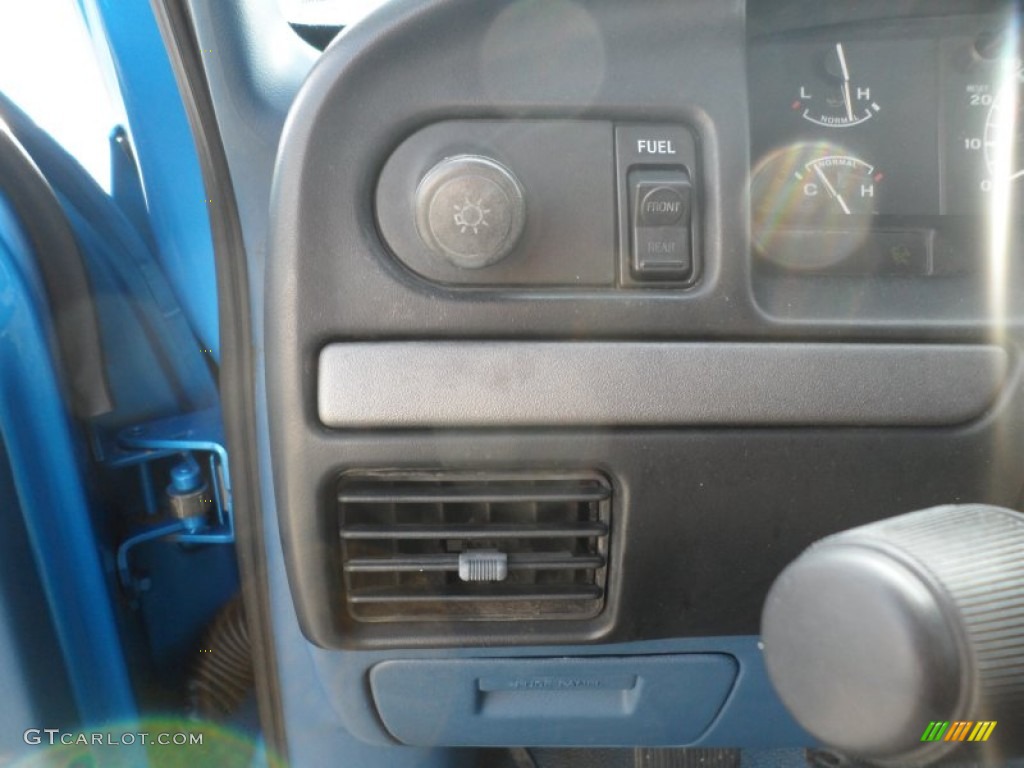 1995 F150 XL Regular Cab - Bright Sapphire Pearl Metallic / Blue photo #31