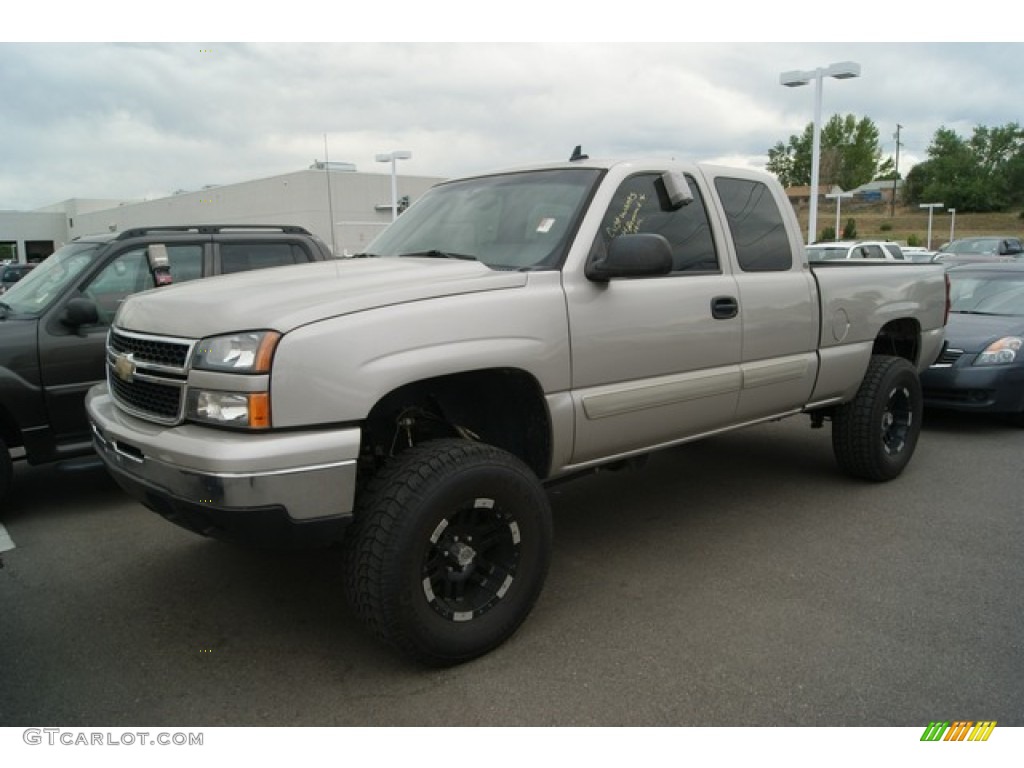 2006 Silverado 1500 LS Extended Cab 4x4 - Sandstone Metallic / Tan photo #4