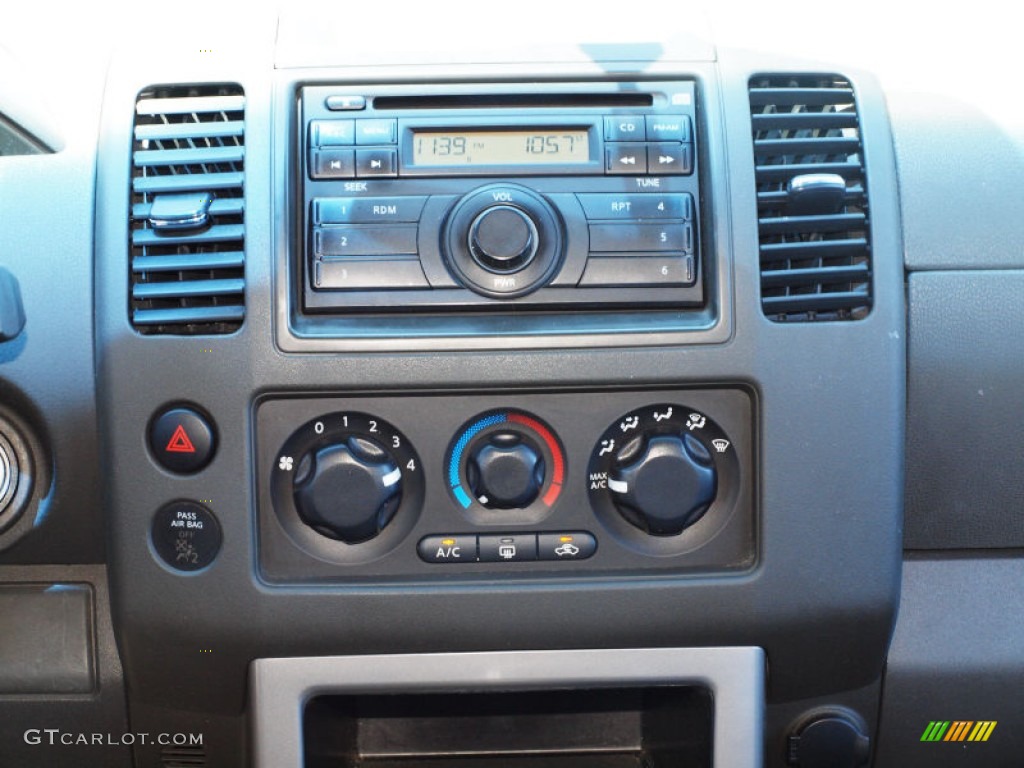 2008 Nissan Pathfinder S 4x4 Controls Photos