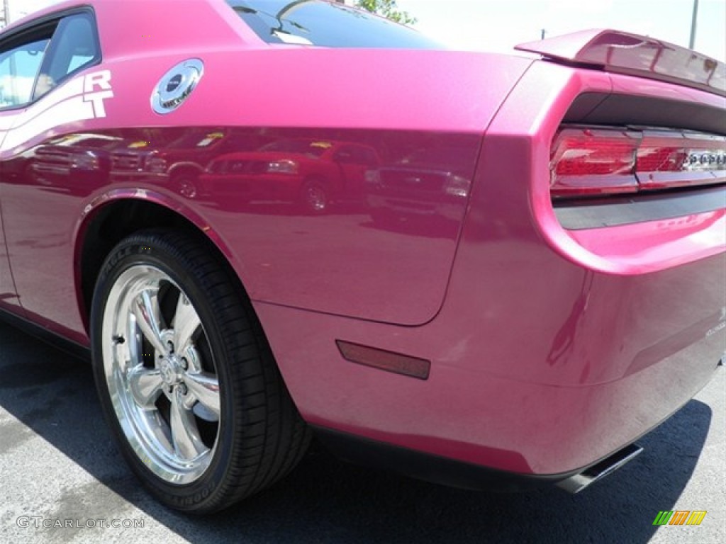 2010 Challenger R/T Classic Furious Fuchsia Edition - Furious Fuchsia / Pearl White Leather photo #12