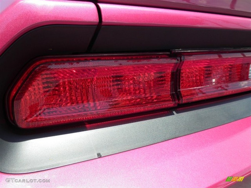 2010 Challenger R/T Classic Furious Fuchsia Edition - Furious Fuchsia / Pearl White Leather photo #13