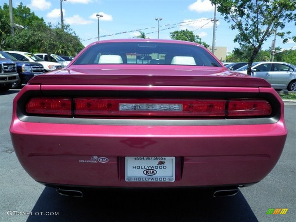 2010 Challenger R/T Classic Furious Fuchsia Edition - Furious Fuchsia / Pearl White Leather photo #14