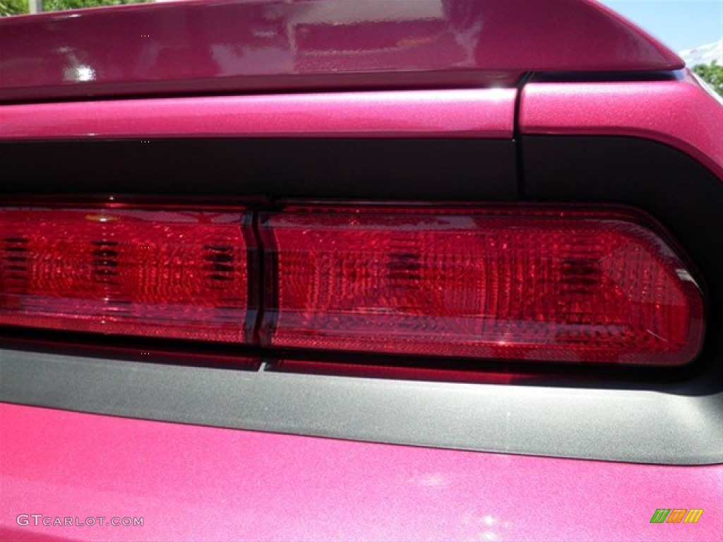2010 Challenger R/T Classic Furious Fuchsia Edition - Furious Fuchsia / Pearl White Leather photo #16