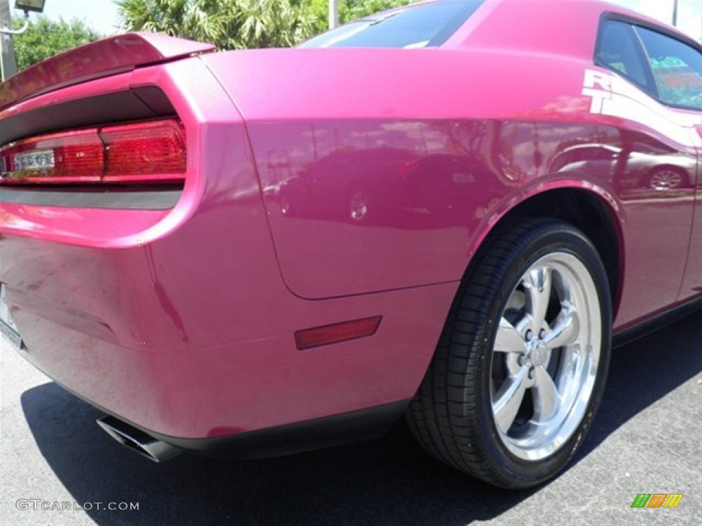 2010 Challenger R/T Classic Furious Fuchsia Edition - Furious Fuchsia / Pearl White Leather photo #17