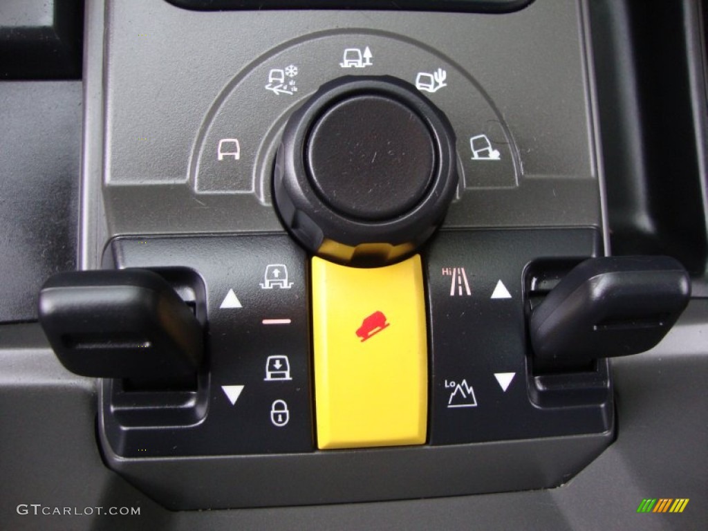 2005 Land Rover LR3 V8 HSE Controls Photo #66674573