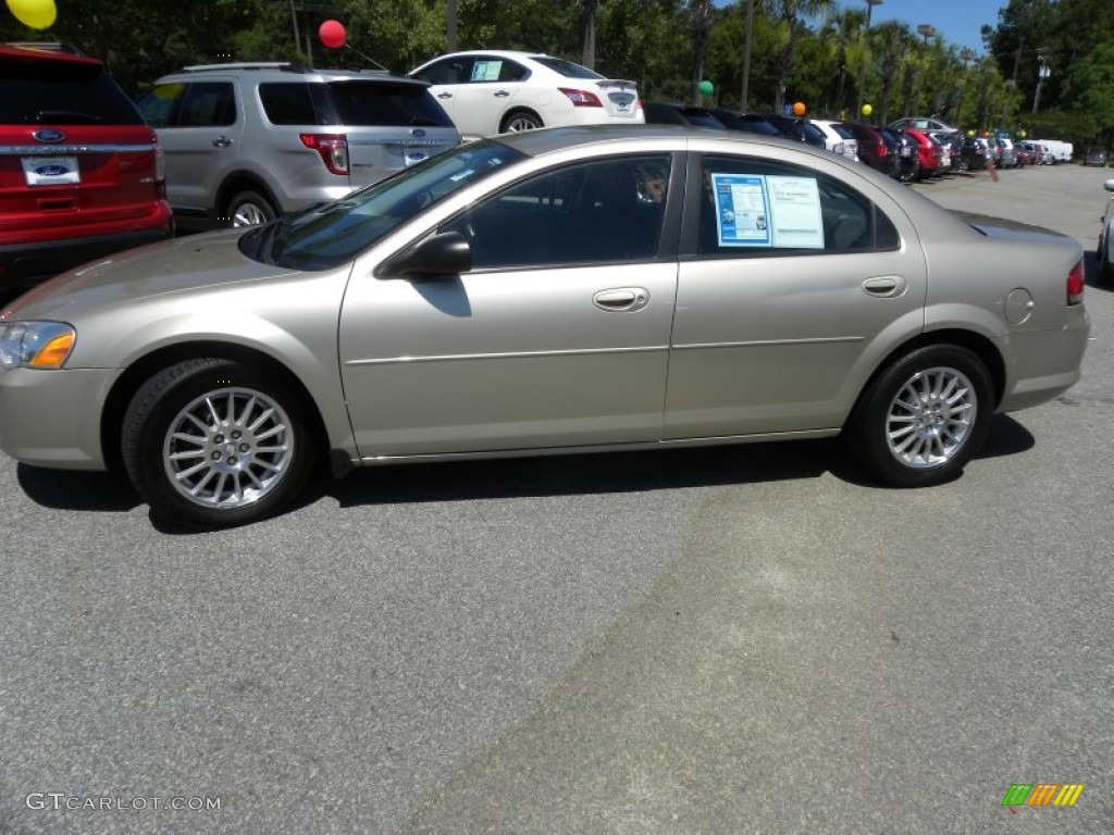 2005 Sebring Sedan - Linen Gold Metallic / Dark Slate Gray photo #2