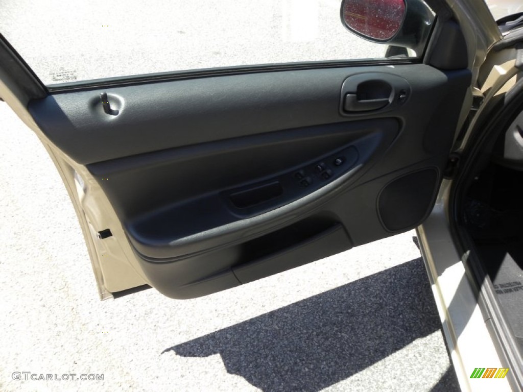 2005 Sebring Sedan - Linen Gold Metallic / Dark Slate Gray photo #5