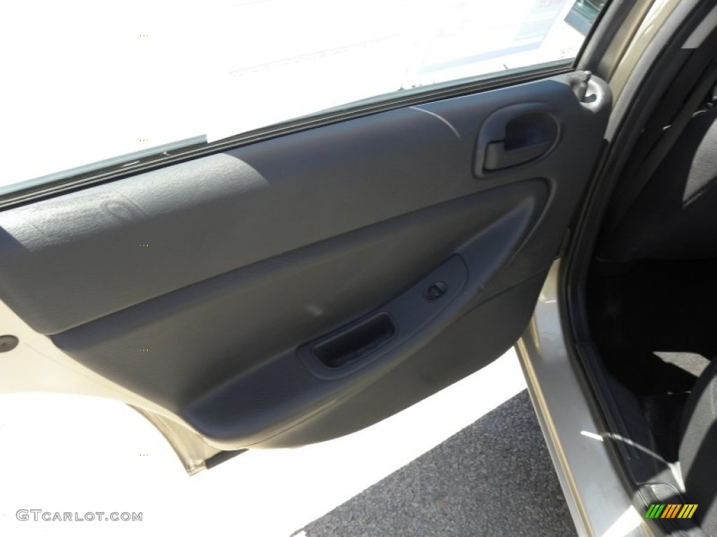 2005 Sebring Sedan - Linen Gold Metallic / Dark Slate Gray photo #7