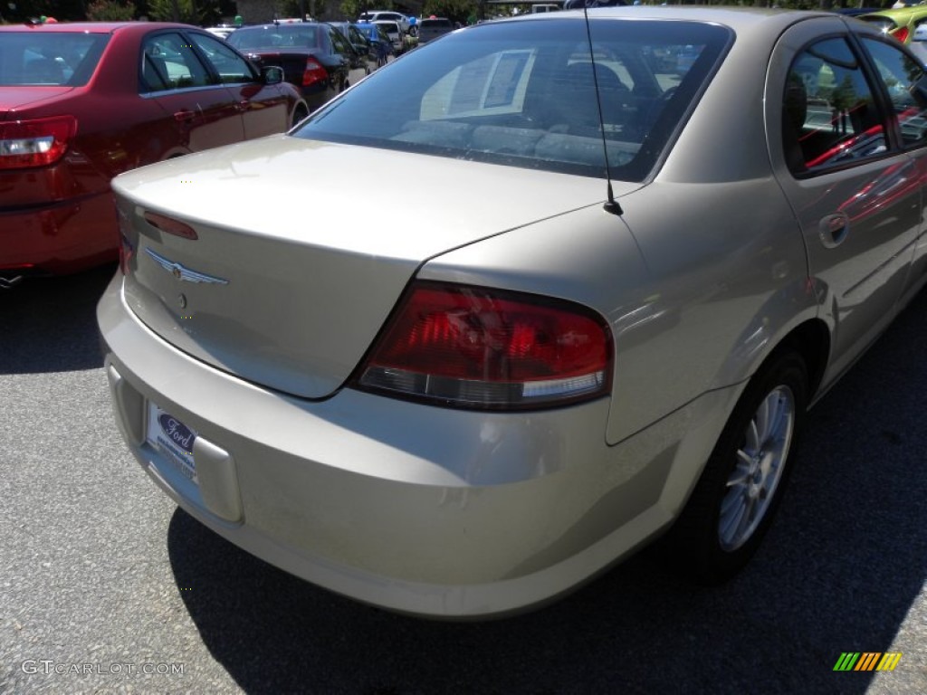 2005 Sebring Sedan - Linen Gold Metallic / Dark Slate Gray photo #13