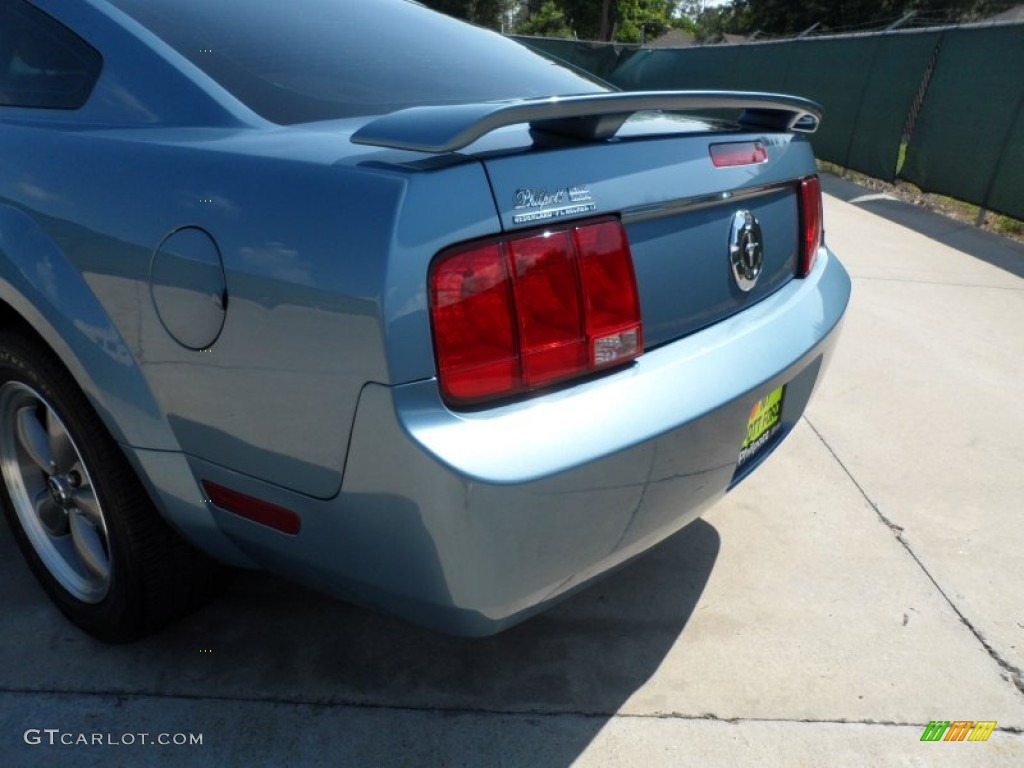 2006 Mustang V6 Premium Coupe - Windveil Blue Metallic / Light Parchment photo #21