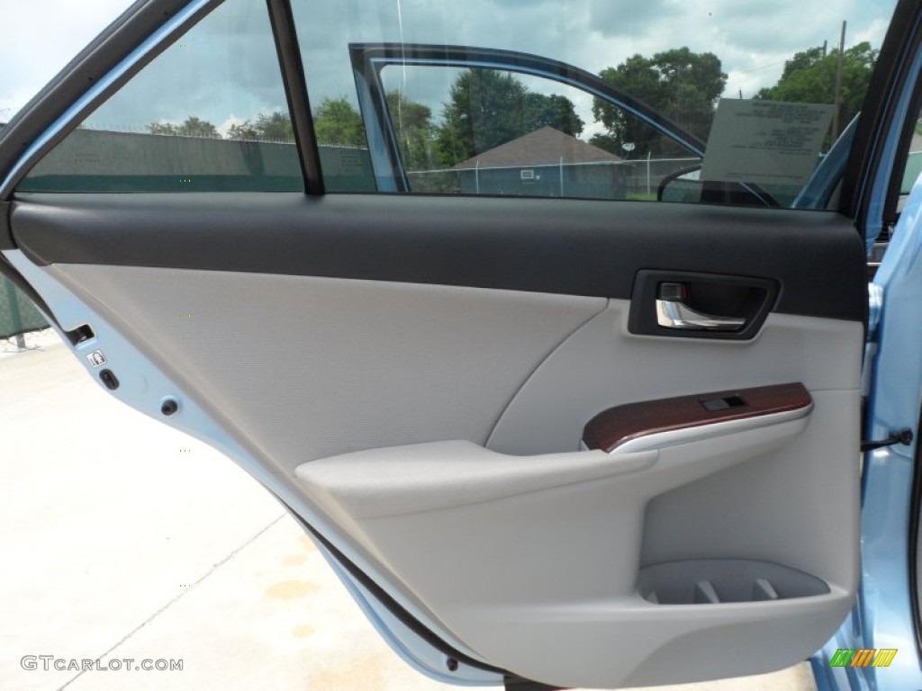 2012 Toyota Camry XLE Ash Door Panel Photo #66716036