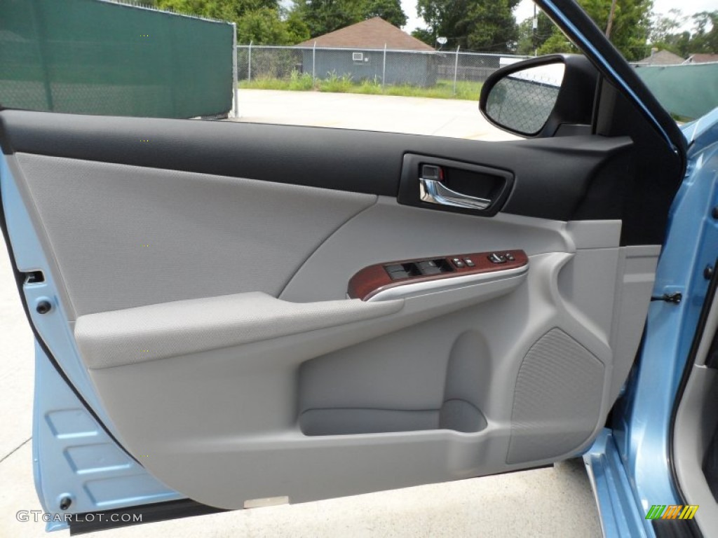 2012 Toyota Camry XLE Ash Door Panel Photo #66716048