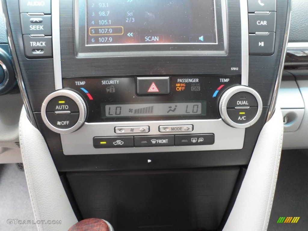 2012 Toyota Camry XLE Controls Photo #66716117