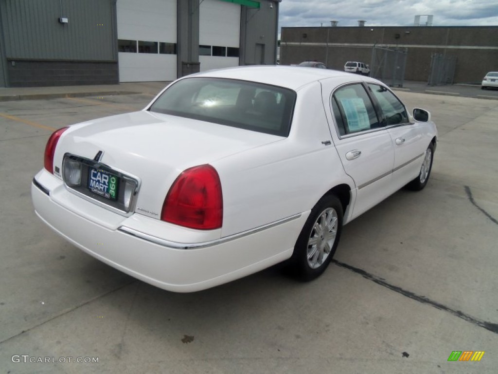 2008 Town Car Signature Limited - Vibrant White / Black photo #32