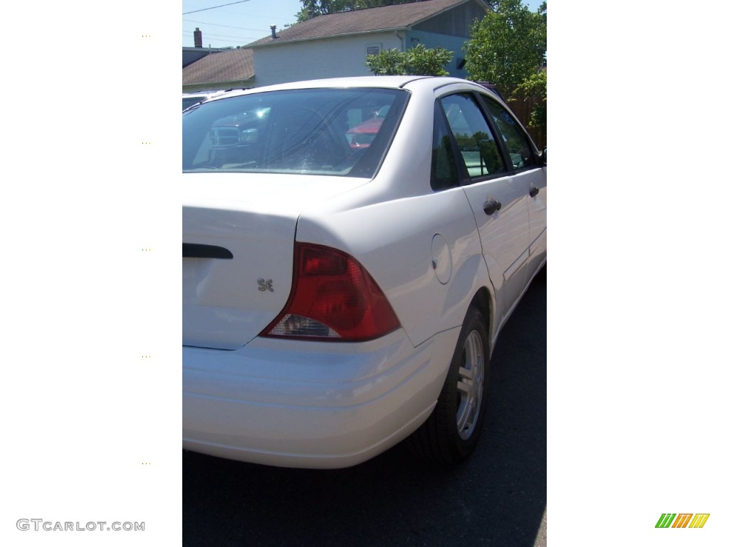 2003 Focus SE Sedan - Cloud 9 White / Medium Graphite photo #10