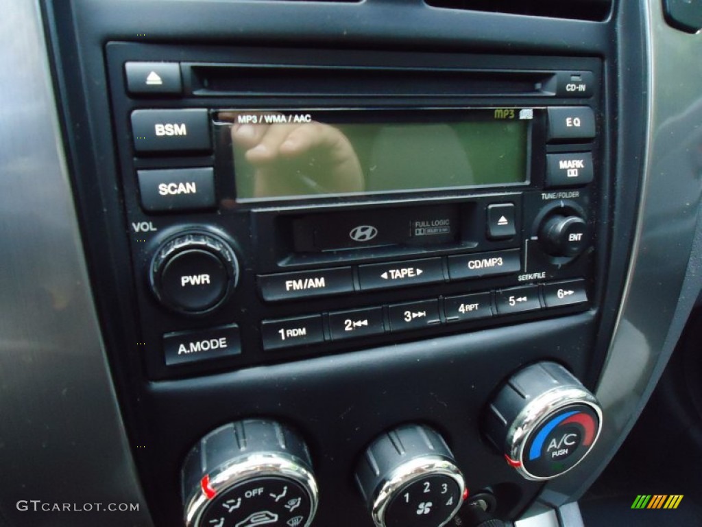 2005 Hyundai Tucson GLS V6 4WD Audio System Photos