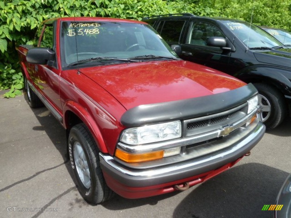 2003 S10 LS Extended Cab 4x4 - Victory Red / Graphite photo #1