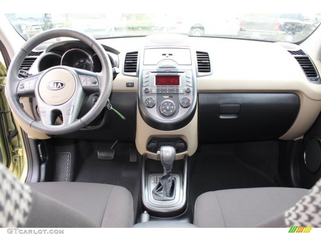 2011 Kia Soul ! Sand/Black Houndstooth Cloth Dashboard Photo #66776192