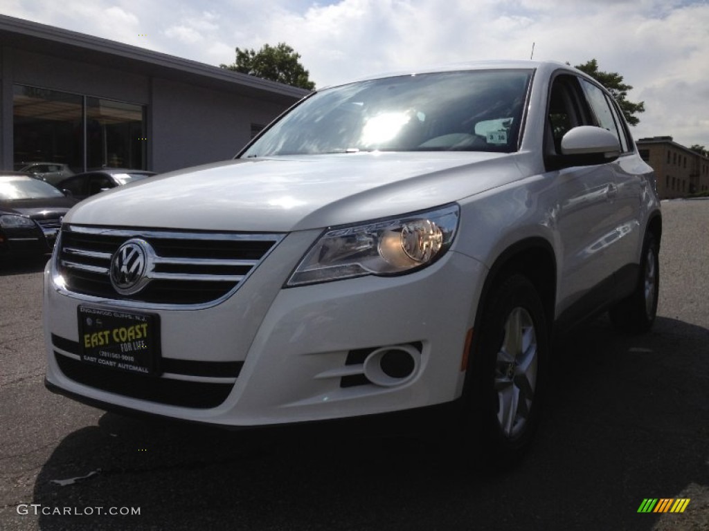 2011 Tiguan S 4Motion - Candy White / Charcoal photo #3