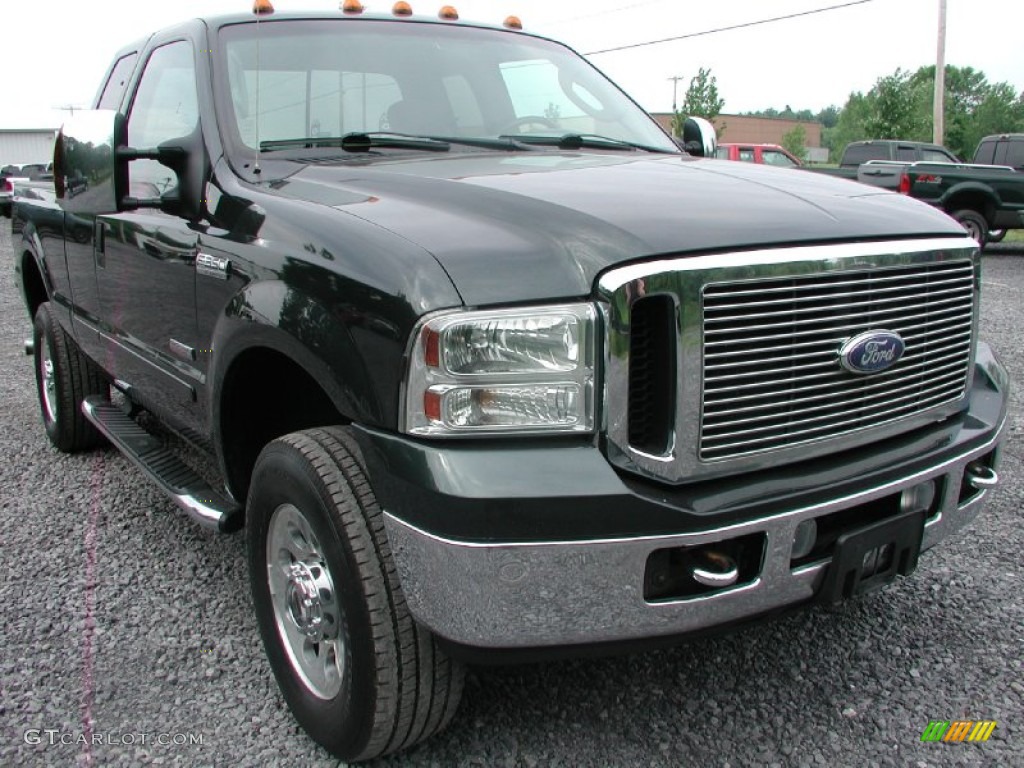 2006 F350 Super Duty XLT SuperCab 4x4 - Dark Green Satin Metallic / Medium Flint photo #17